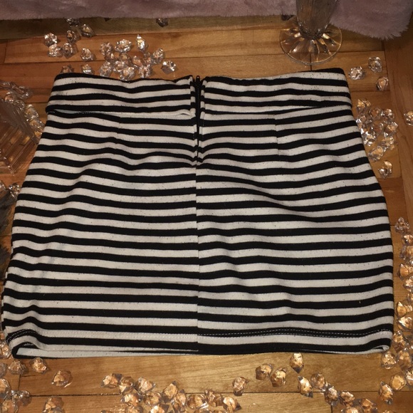 Beautiful marine skirt - Picture 3 of 3